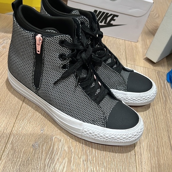 Cutest high top converse in pink and black with zippers on the side. Very rare - Picture 3 of 5